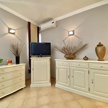 Talia X - Near The - アパート